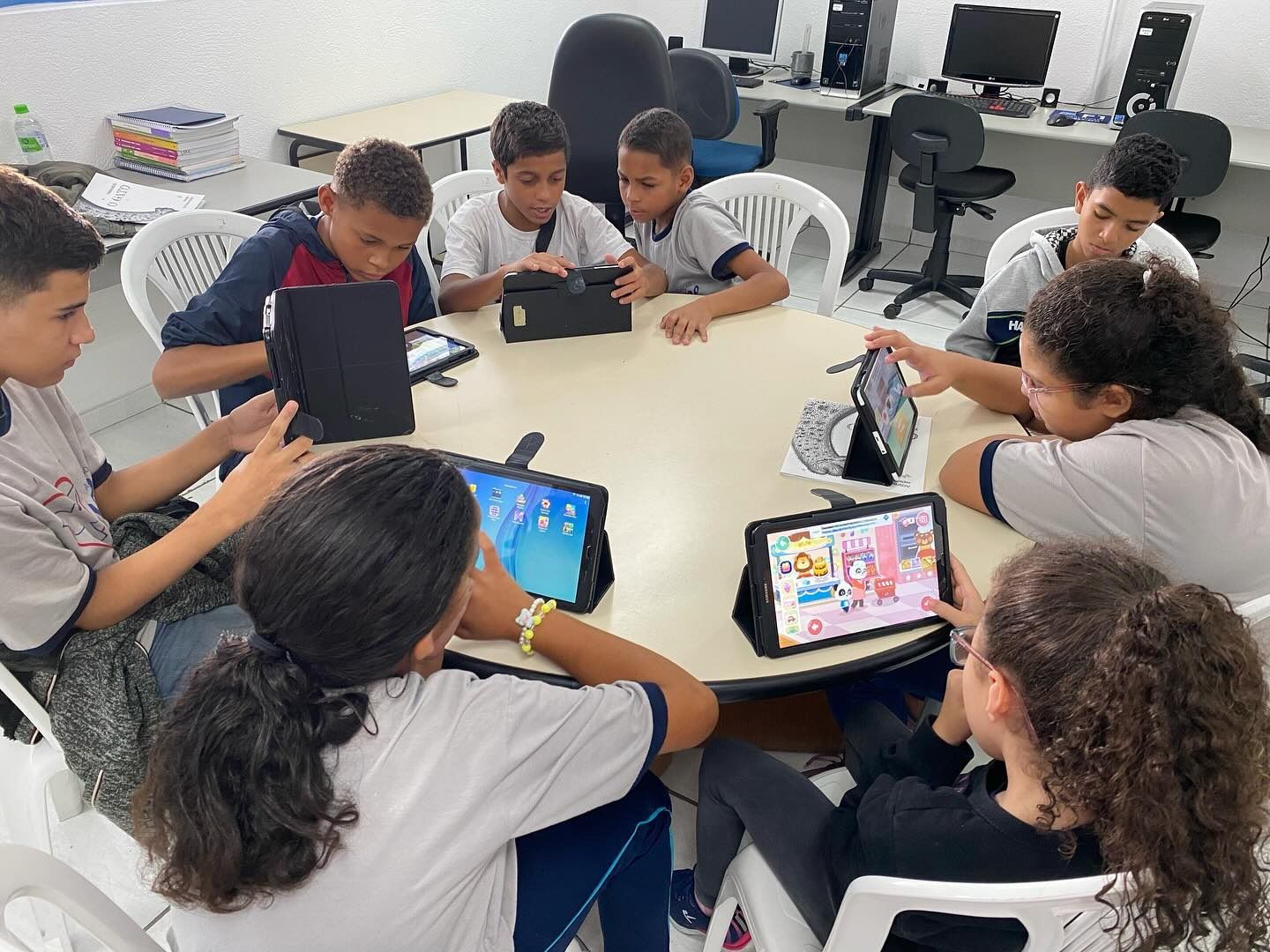 Projeto gratuito da Associação Ágape oferece apoio pedagógico para crianças e adolescentes