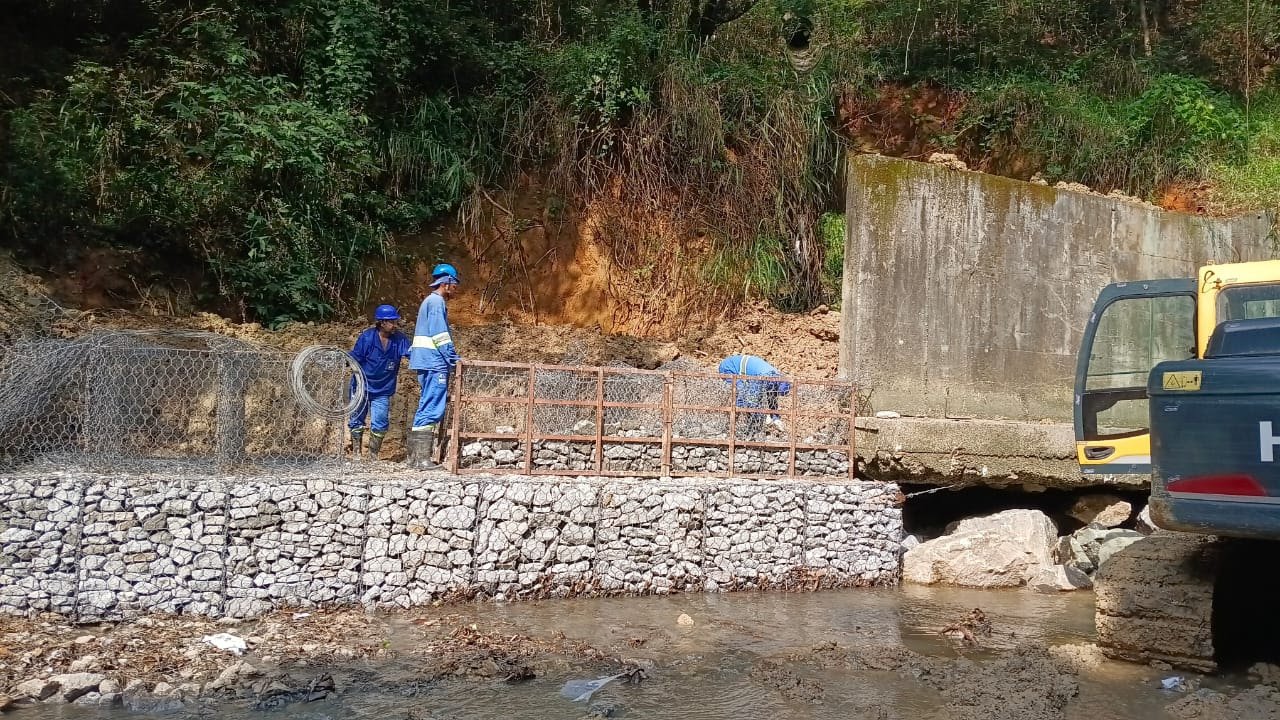 Prefeitura realiza obra de contenção para corrigir erosão no Jardim Aquarius