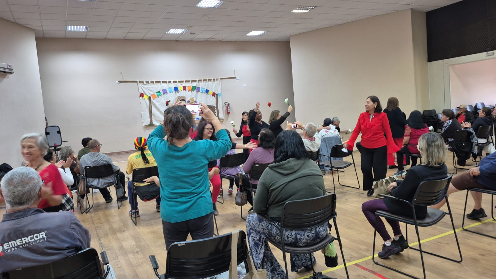 Casas do Idoso promovem programação especial para o Mês dos Namorados e Copa do Mundo