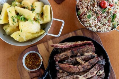 Ponto da Parrilla celebra dois anos com festival de churrasco, open bar e shows em São José