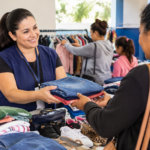 Fundo Social realiza ação gratuita de distribuição de roupas no bairro Pousada do Vale
