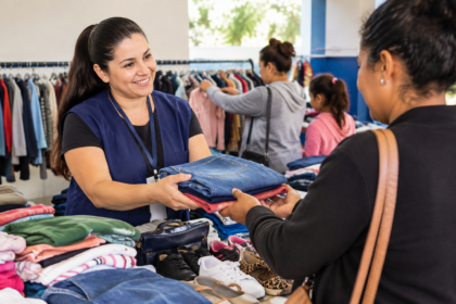 Fundo Social realiza ação gratuita de distribuição de roupas no bairro Pousada do Vale